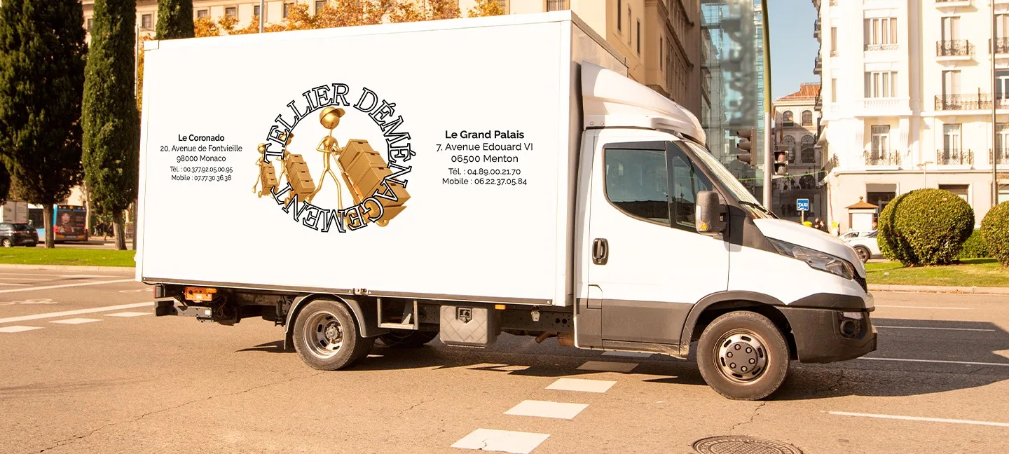 Le camion Tellier Déménagement devant un immeuble