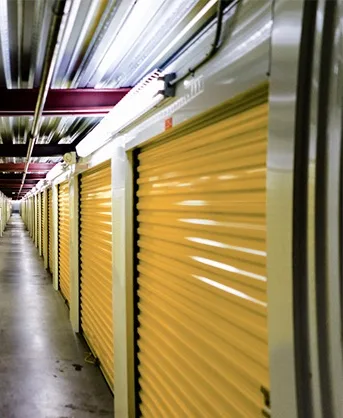 Allée de boxes de garde-meubles aux portes jaunes